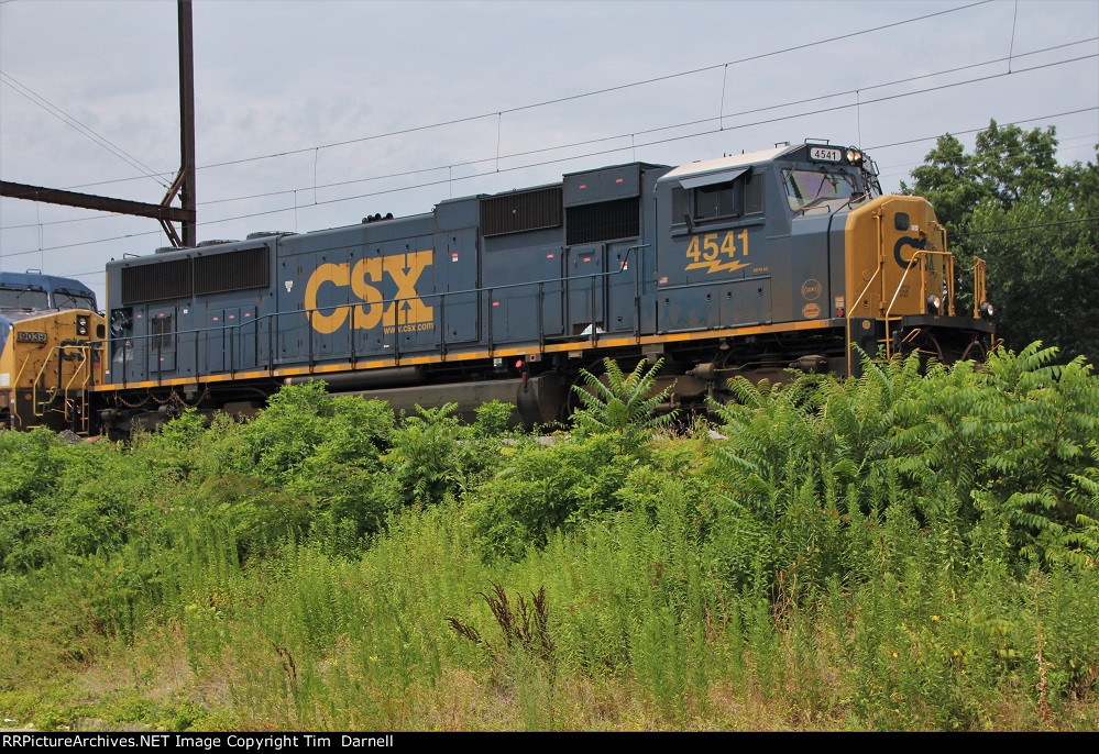 CSX 4541 leads M404